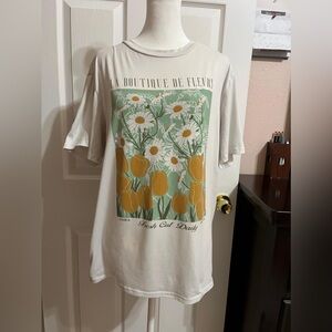 ❤️French Pastry white t-shirt with sunflower and tulip design